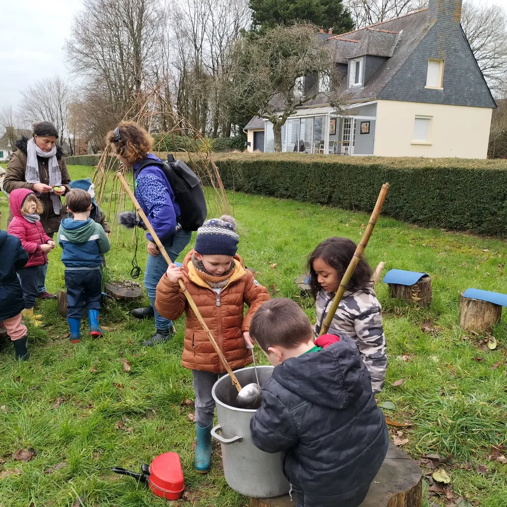 Enseigner dehors ou rapprocher les enfants de la nature 