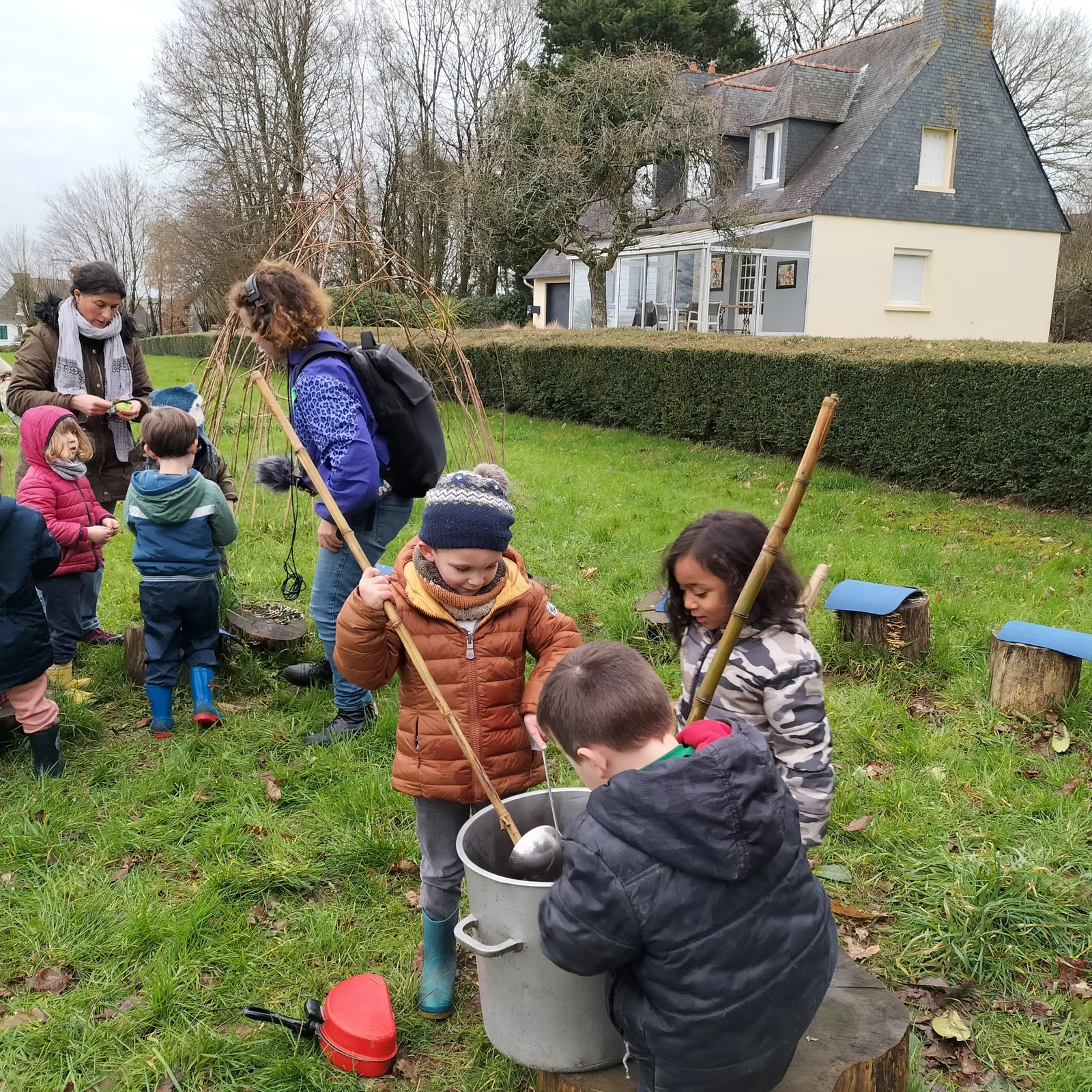 Enseigner dehors ou rapprocher les enfants de la nature 
