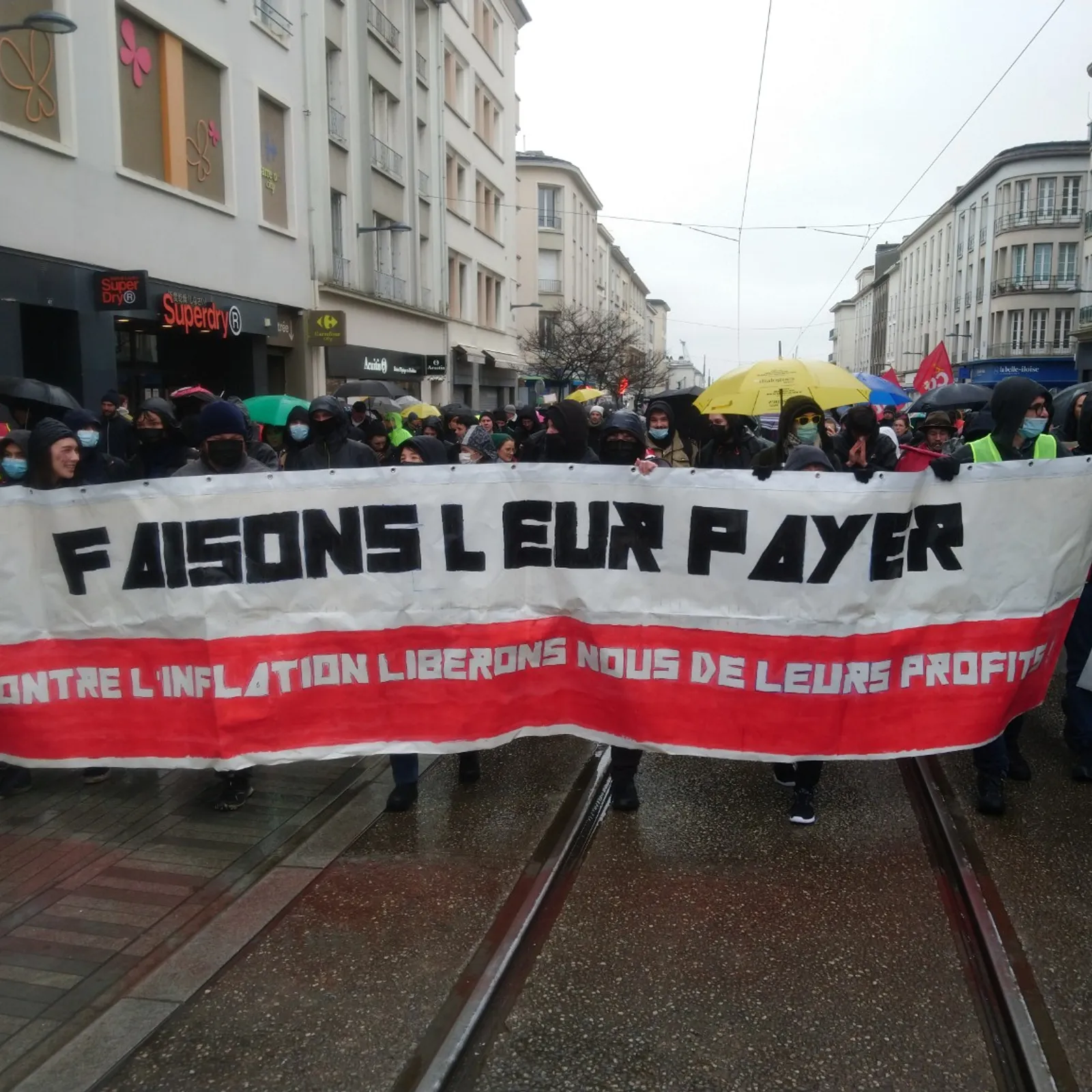 Ur wagennad manifesterien 'ba Breizh a-enep adreizhañ sistem al leveoù