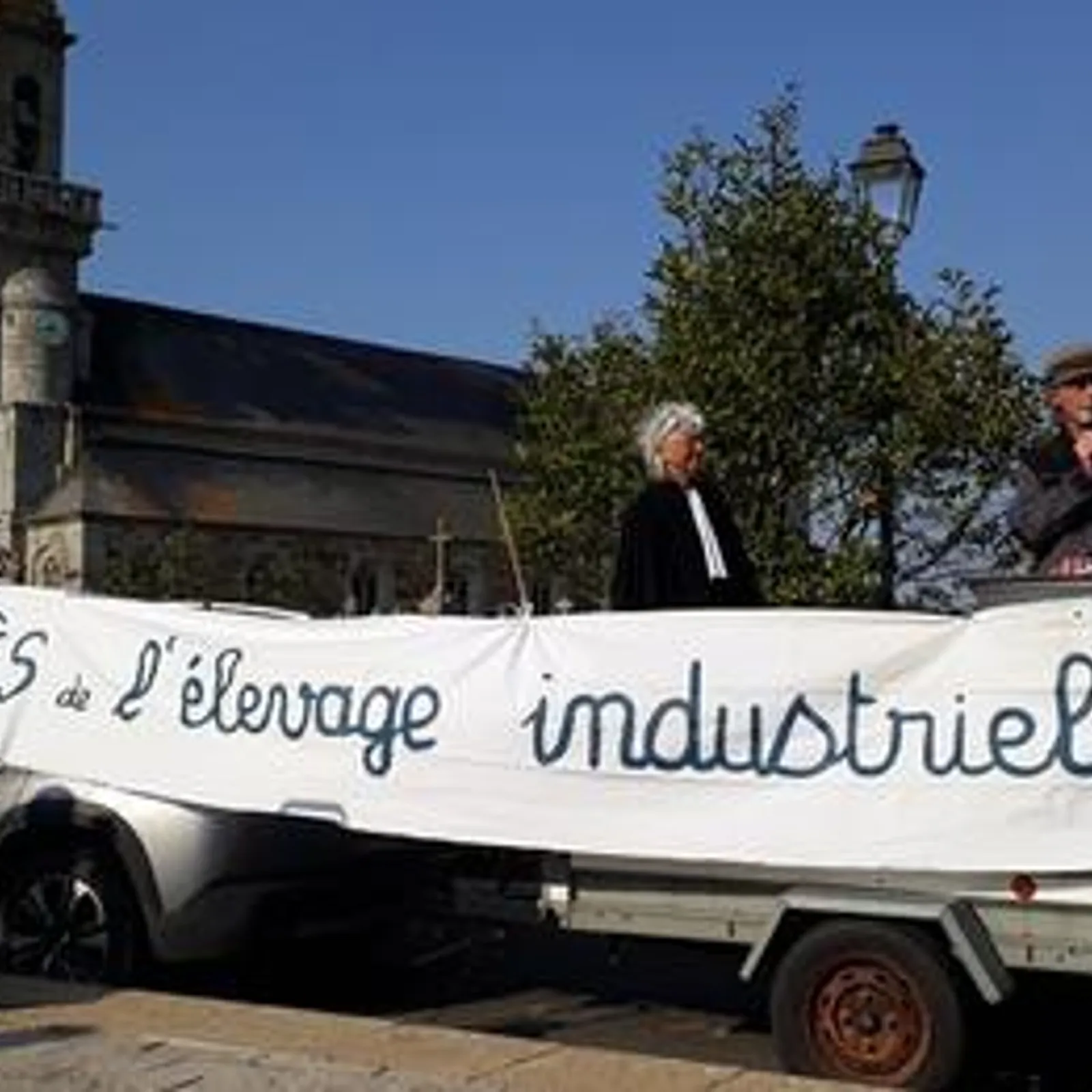 Langoat 01 , extension de porcherie retour sur la manifestation des opposants