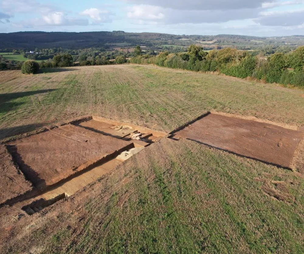 Avec les archéologues sur le site de découverte de la dalle gravée de Saint Belec 02