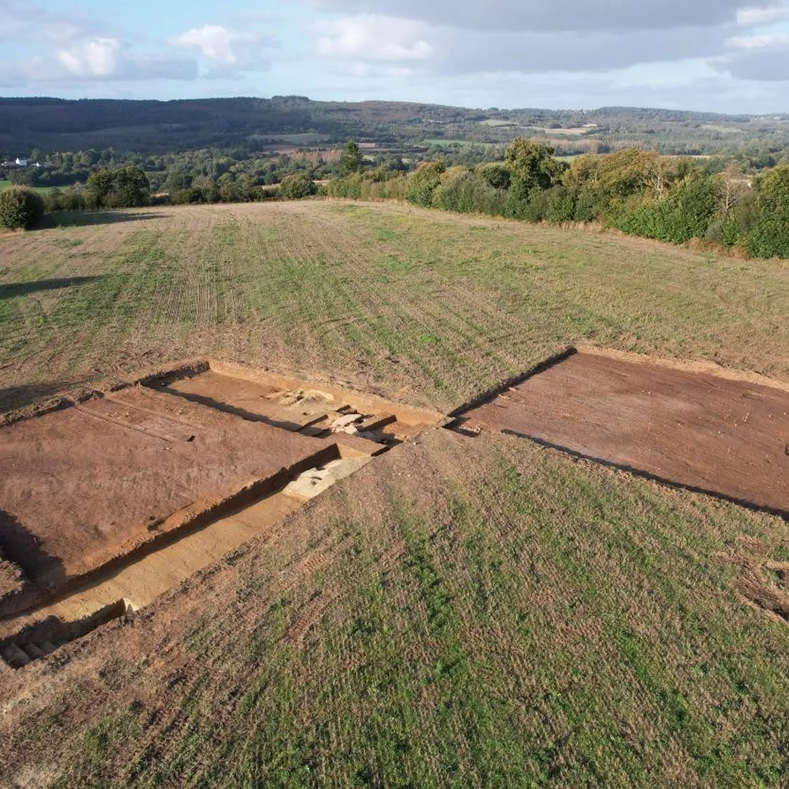 Avec les archéologues sur le site de découverte de la dalle gravée de Saint Belec 02
