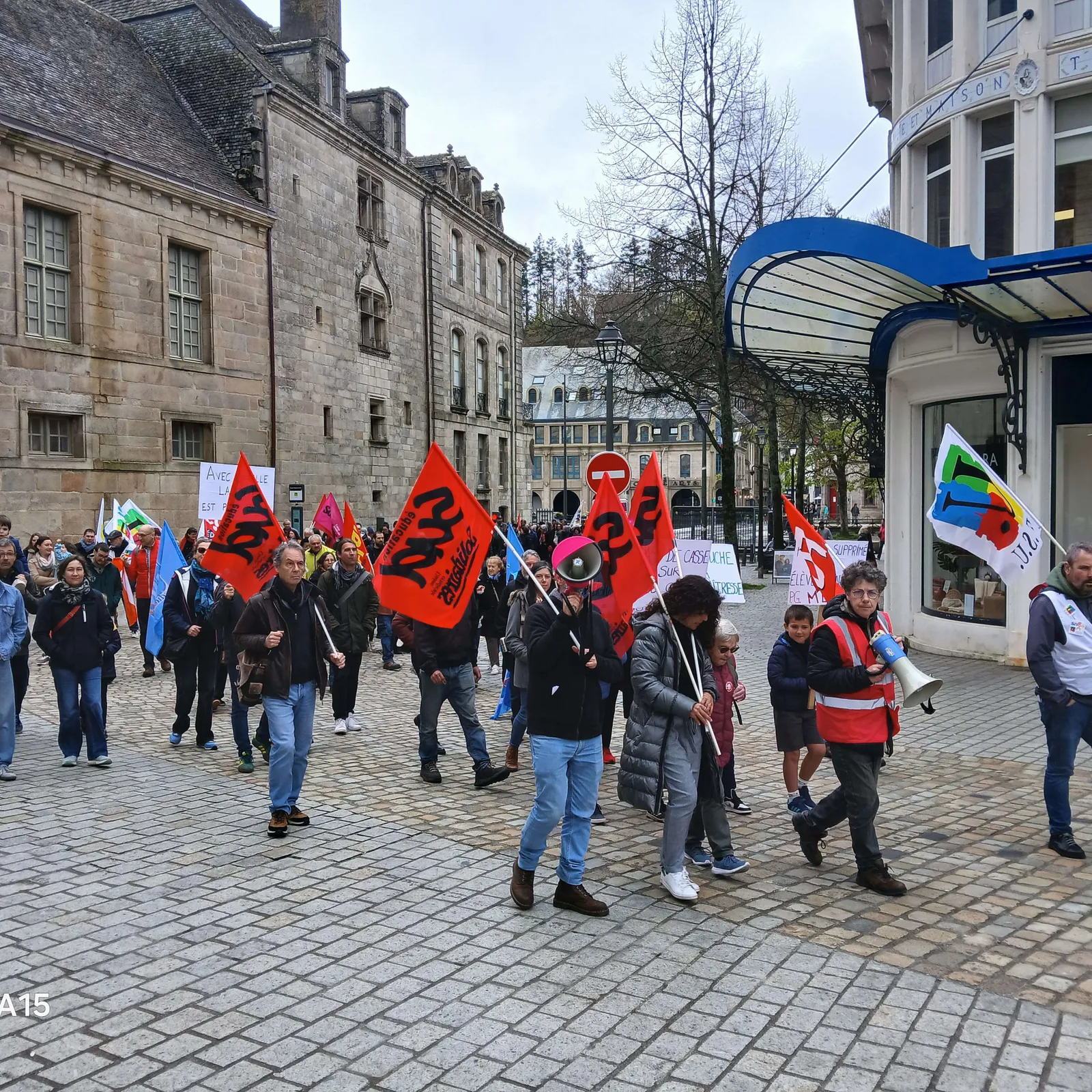 150 a dud e Kemper a-enep ar serradeg klasoù