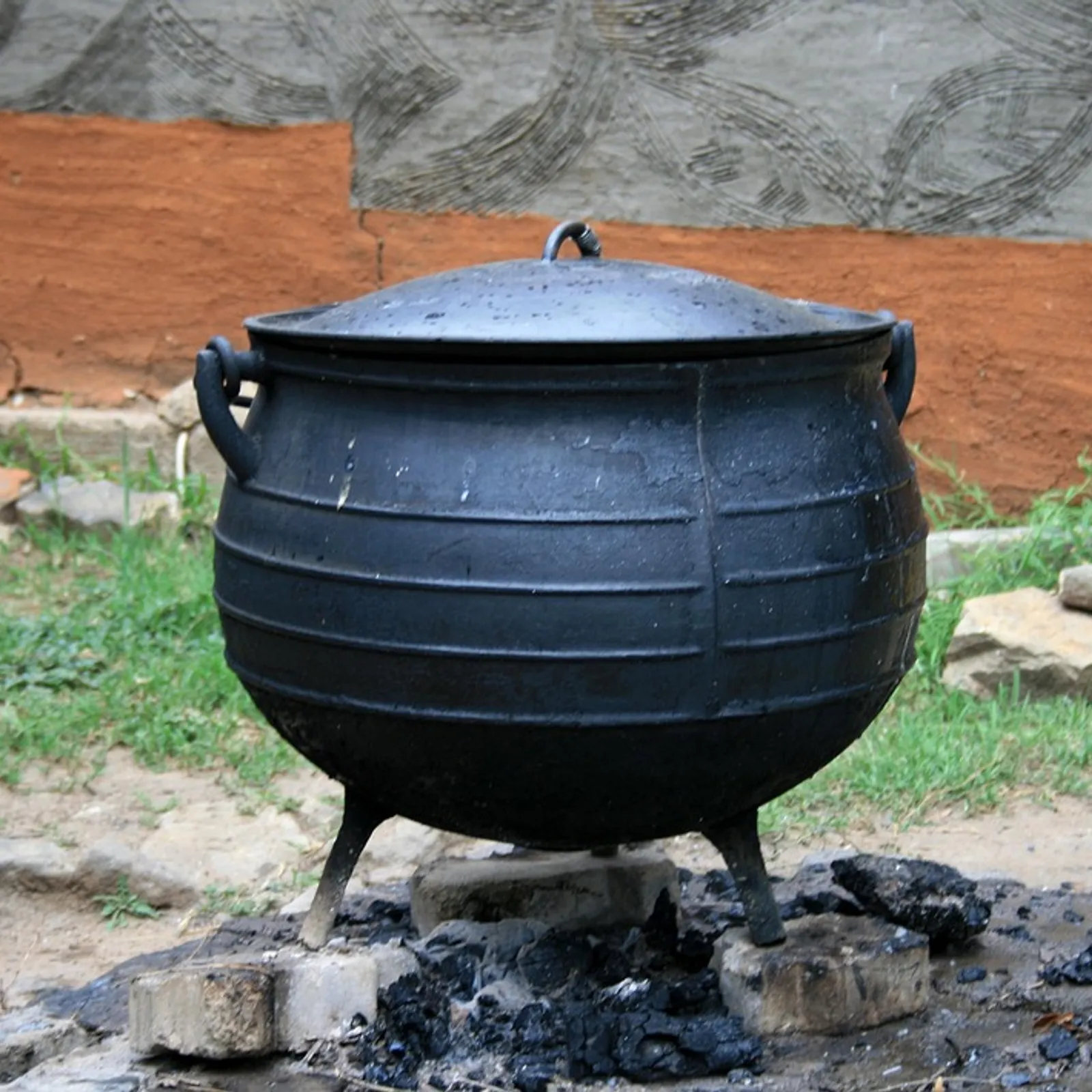 Trezolieù Kreiz Mitin : Culotter un chaudron, bouillies et soupes... A table !