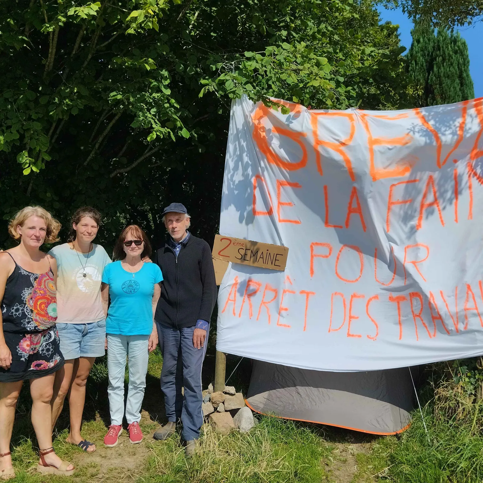 Staget eo un den gant un harz-debriñ e Lopereg a-enep d'ur stign 4G