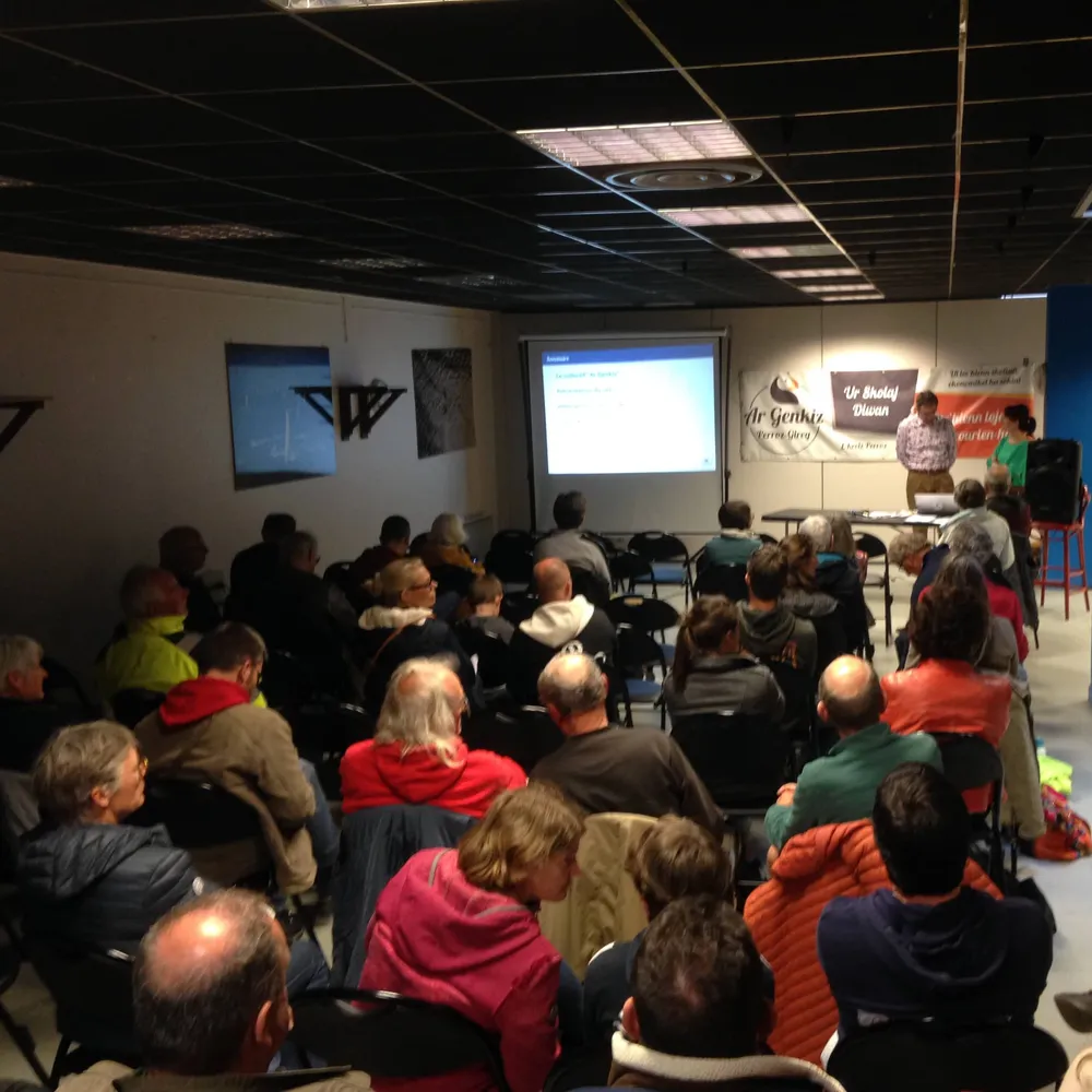  Raktres skolaj Diwan : penaos prenañ Ar Genkiz e Perroz-Gireg ?