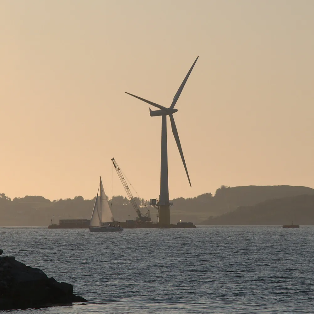 LE LAB U #33 ETUDE EXPERIMENTALE DU COMPORTEMENT MARIN D'UNE EOLIONNE FLOTTANTE