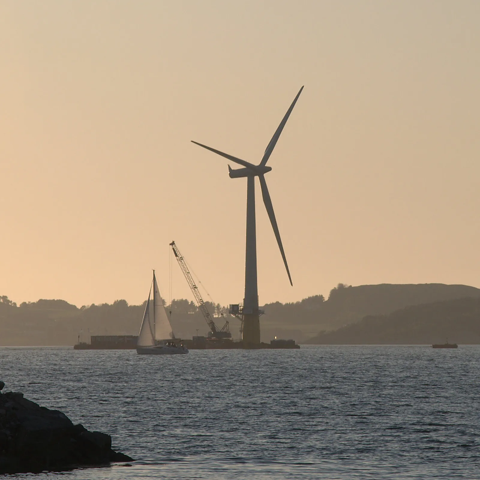 LE LAB U #33 ETUDE EXPERIMENTALE DU COMPORTEMENT MARIN D'UNE EOLIONNE FLOTTANTE