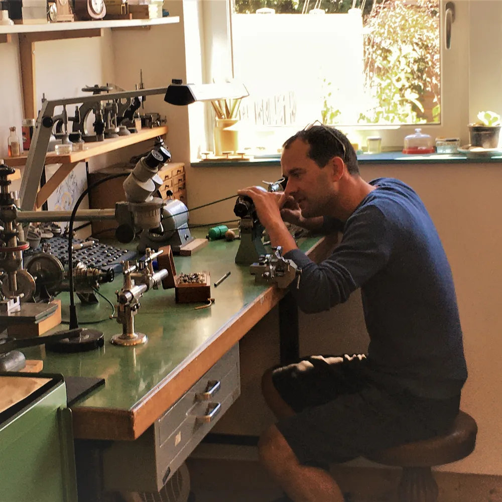 Dans l'antre de Simon Lefrançois, artisan horloger