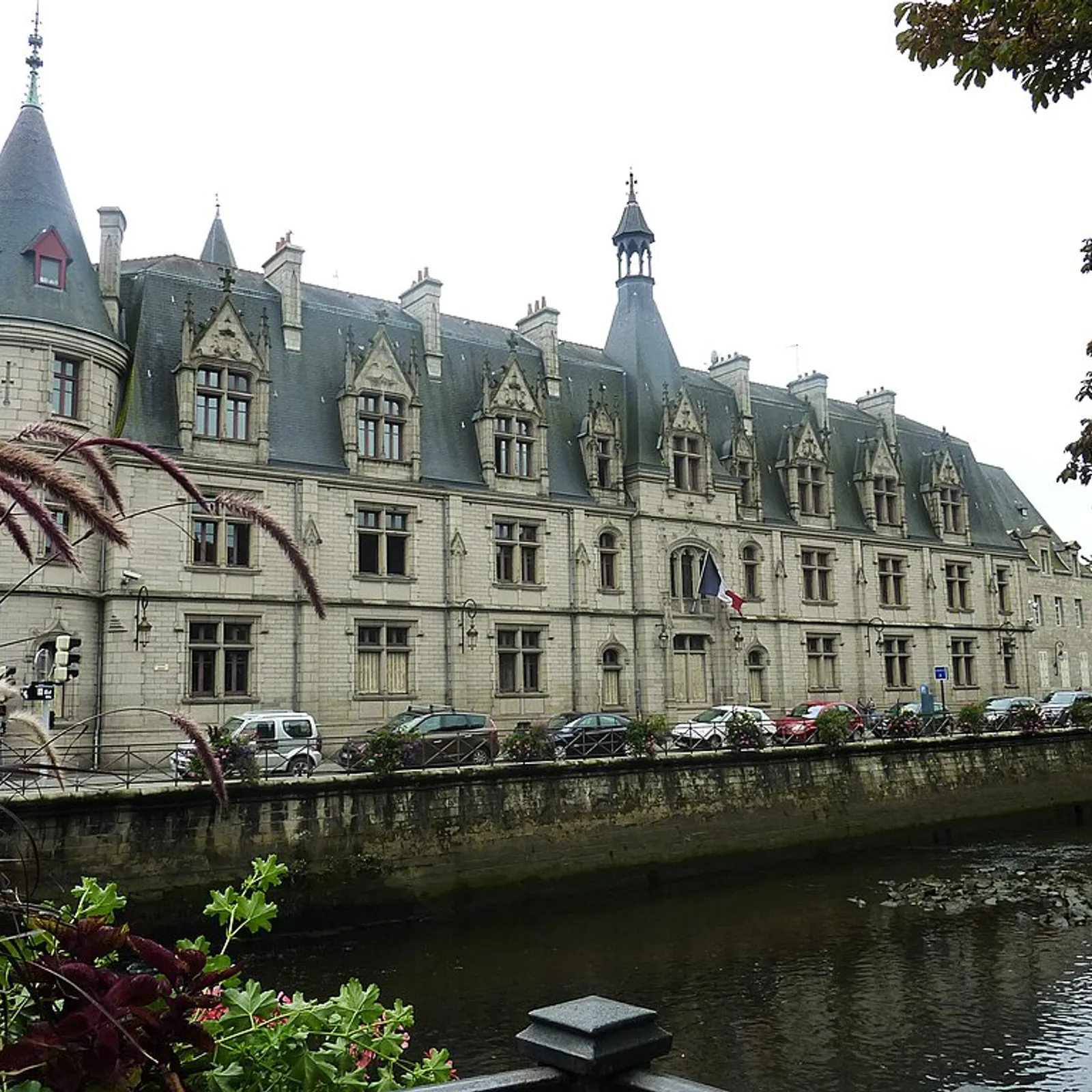 La préfecture et la rue Sainte-Catherine
