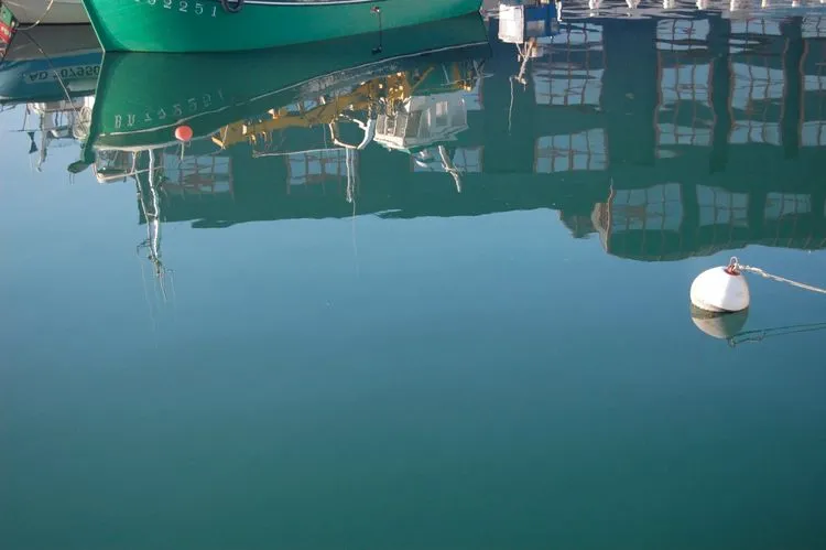 Pour comprendre l'impact des ports, on scrute la microcouche de surface marine