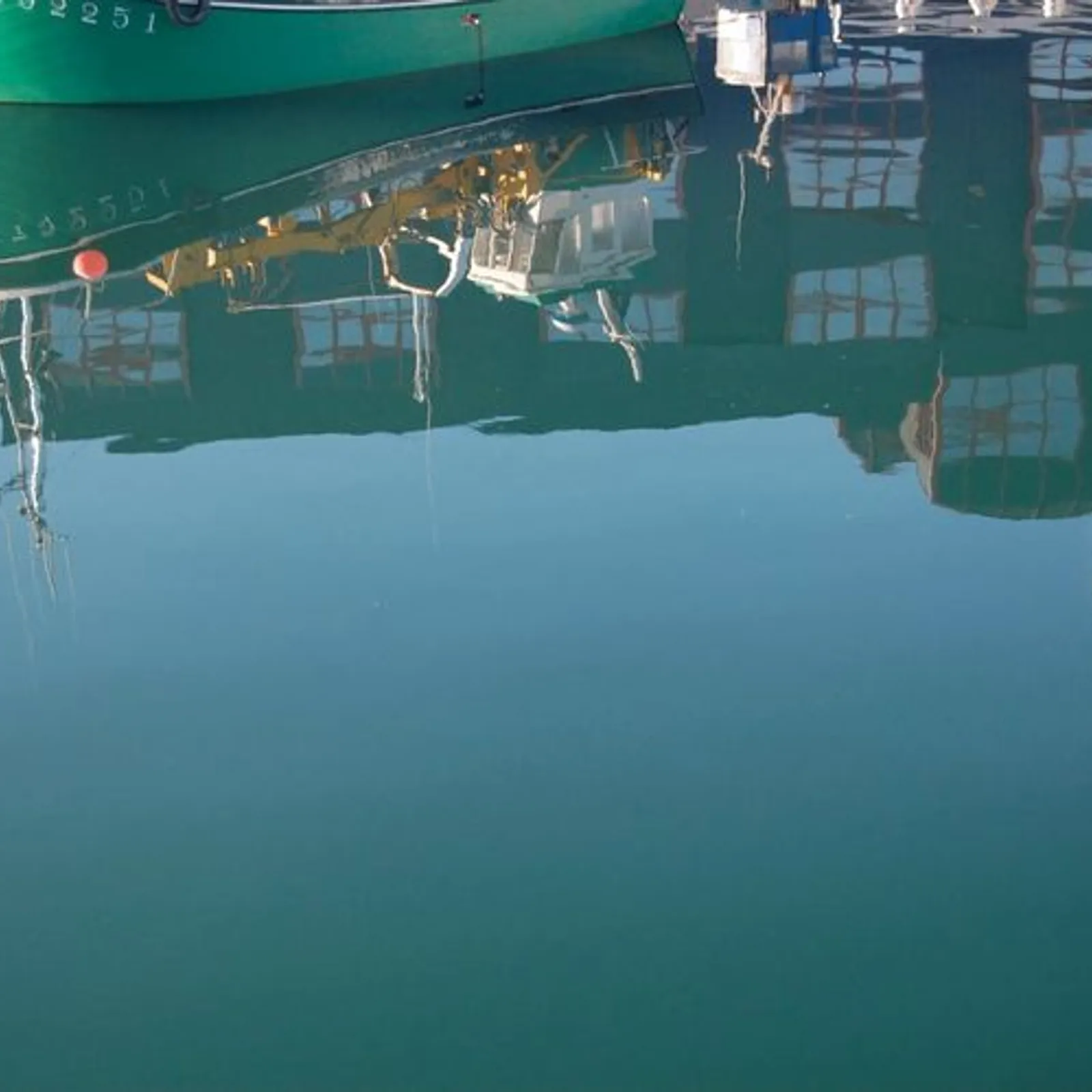 Pour comprendre l'impact des ports, on scrute la microcouche de surface marine