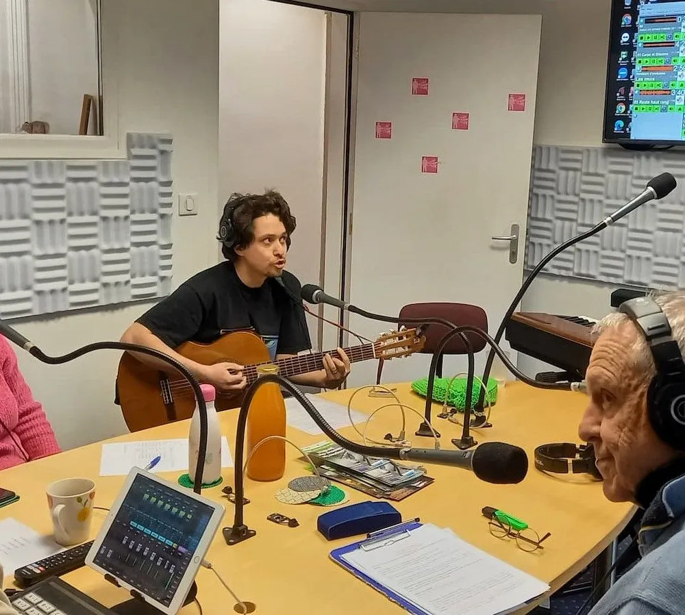 En tête à texte avec plein d'énergie au Bistrot