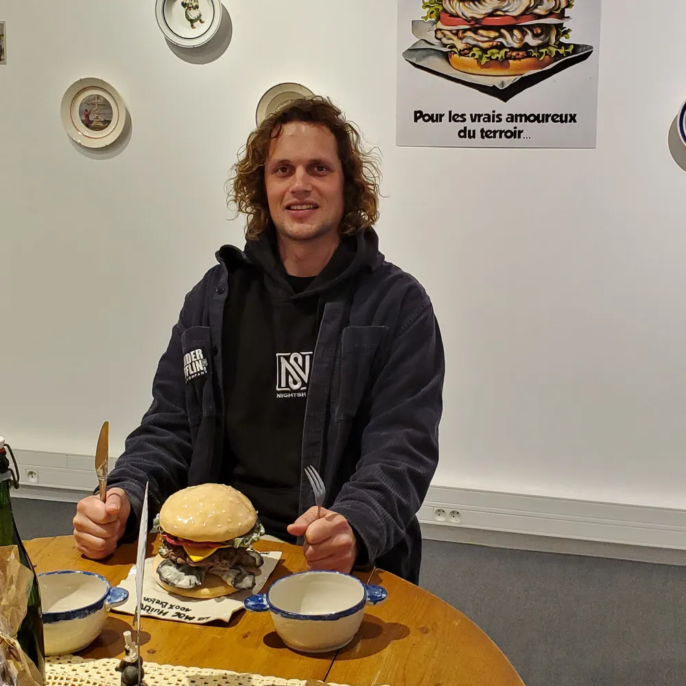 "Bons baisers de Bretagne", les clichés détournés par Un Faux Graphiste !