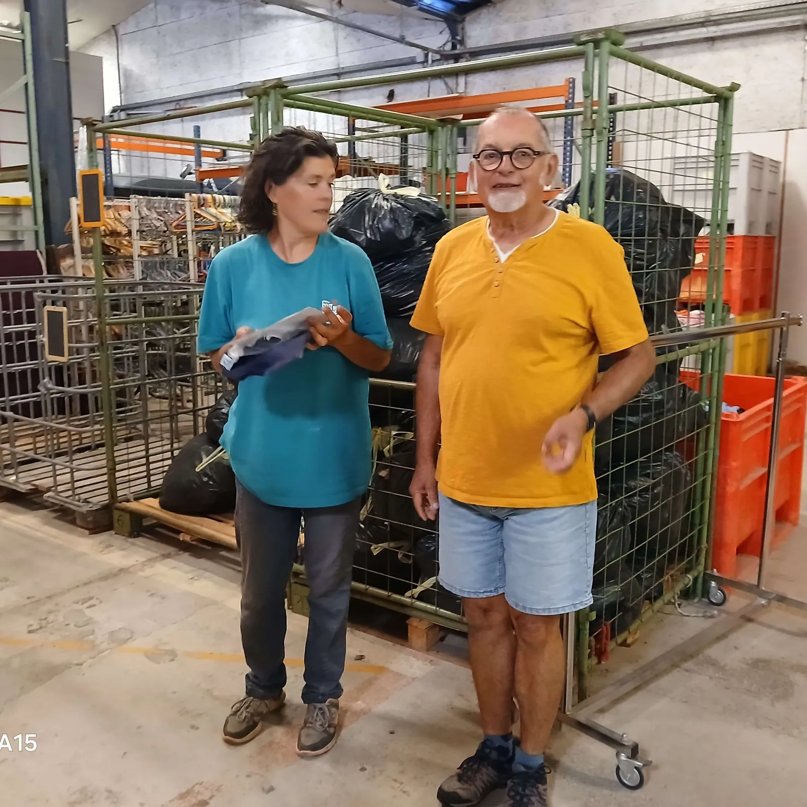 Beuzet eo ar stalioù eil-dorn gant ar seier dilhad 