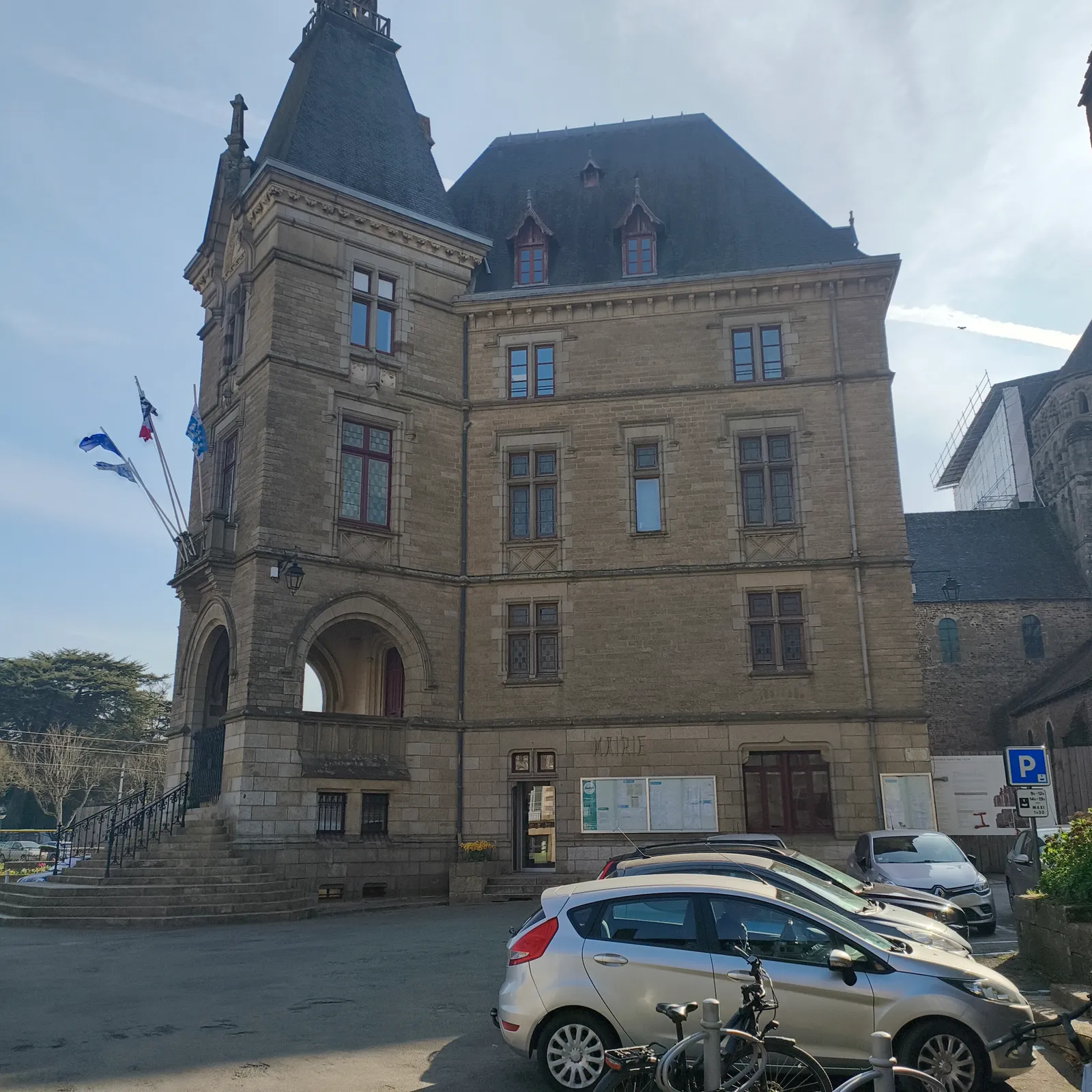 À la croisée des mots #17 Costards, Sourires et poignées de mains