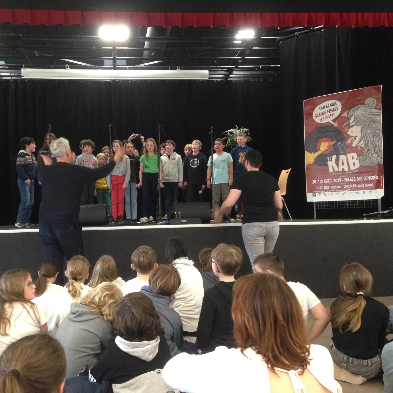 Ouzhpenn 300 a skolidi e Kan ar Bobl Treger-Kerne-Uhel !