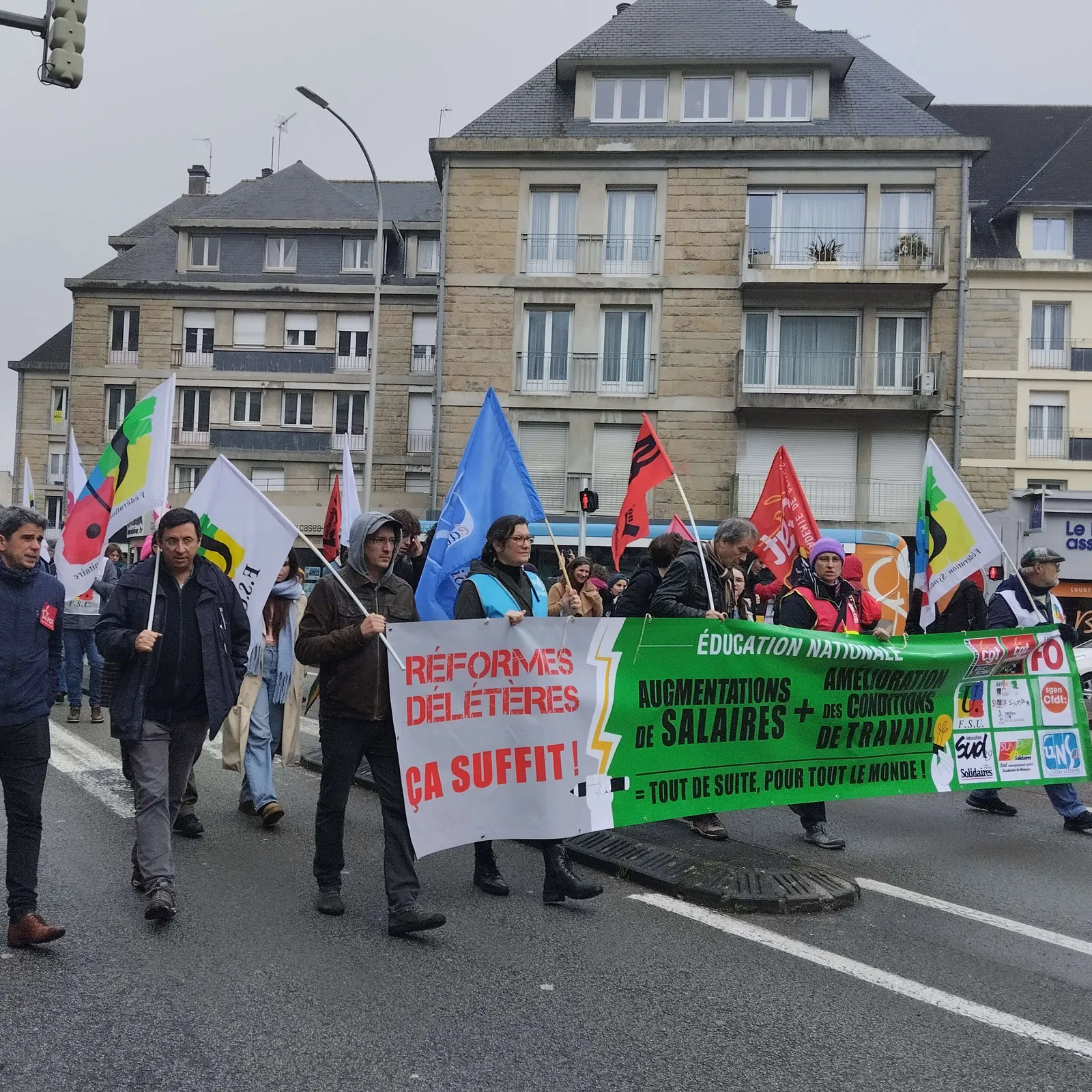 500 a dud o deus manifestet e Kemper evit difenn an deskadurezh Stad