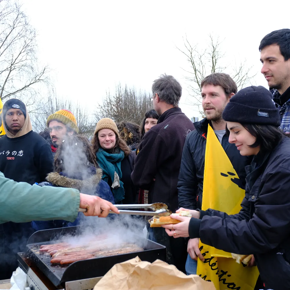 Les Paysan.nes réuni.es à Carhaix pour une agriculture rémunérée et respectueuse du vivant 