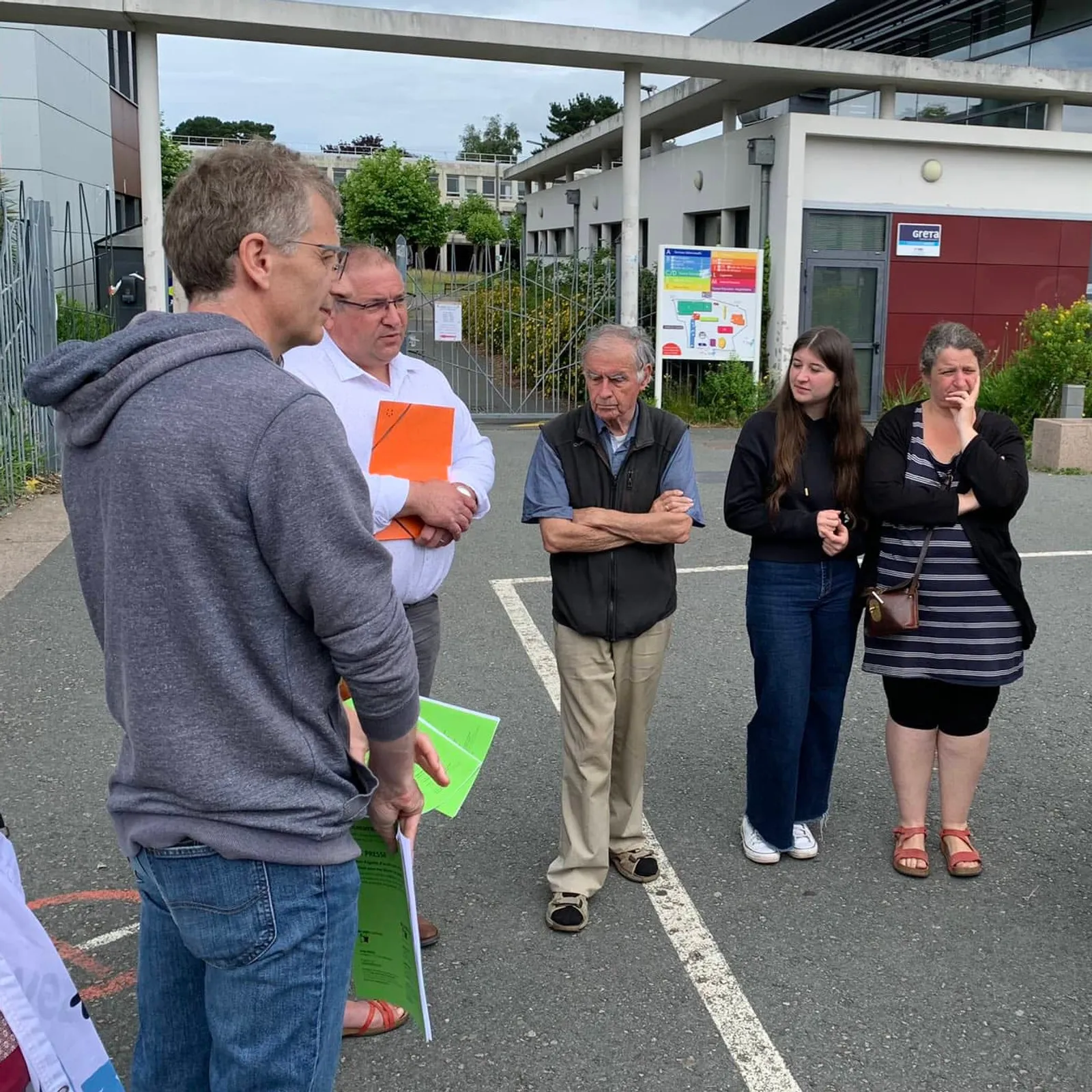 Lise Lannuon : ret da liseaned an hentad divyezhek dilezel ur yezh vev ? 