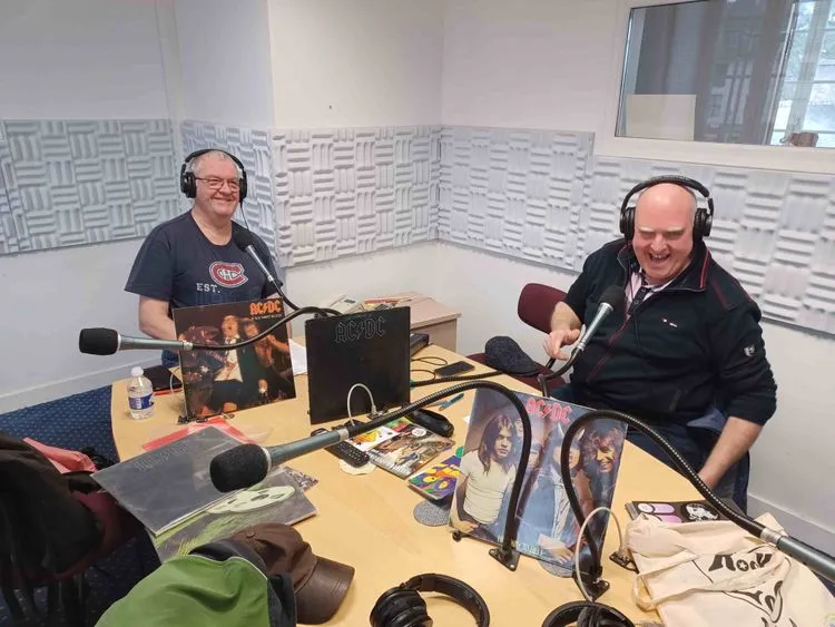 Play it loud en 380V sur Back in Black d'AC/DC