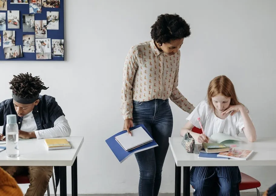 #1 un professeur écoute ses élèves.