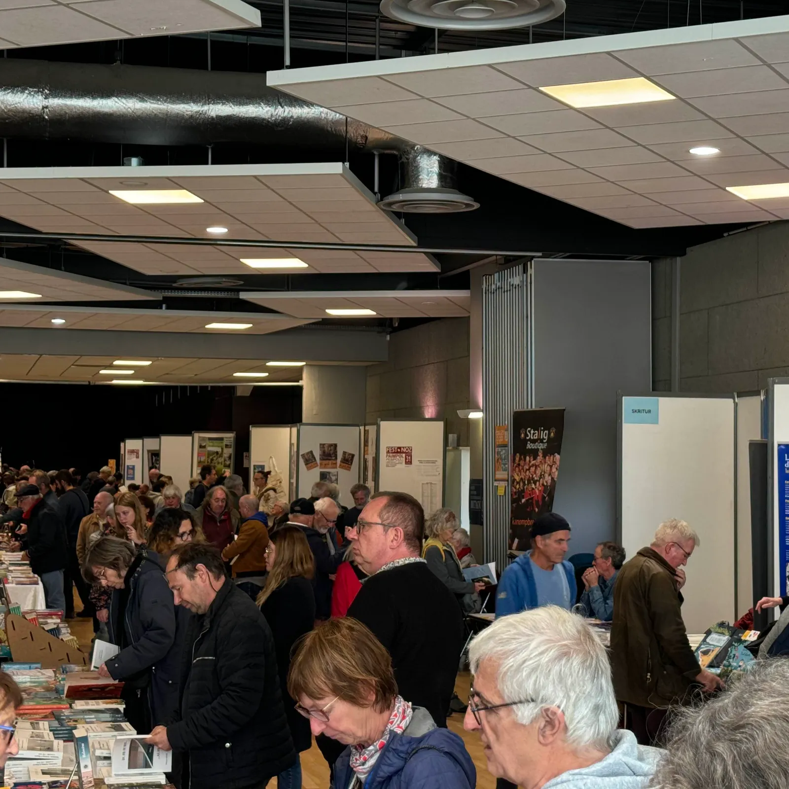 Ar yaouankiz e kreiz Saloñs al levrioù e Karaez