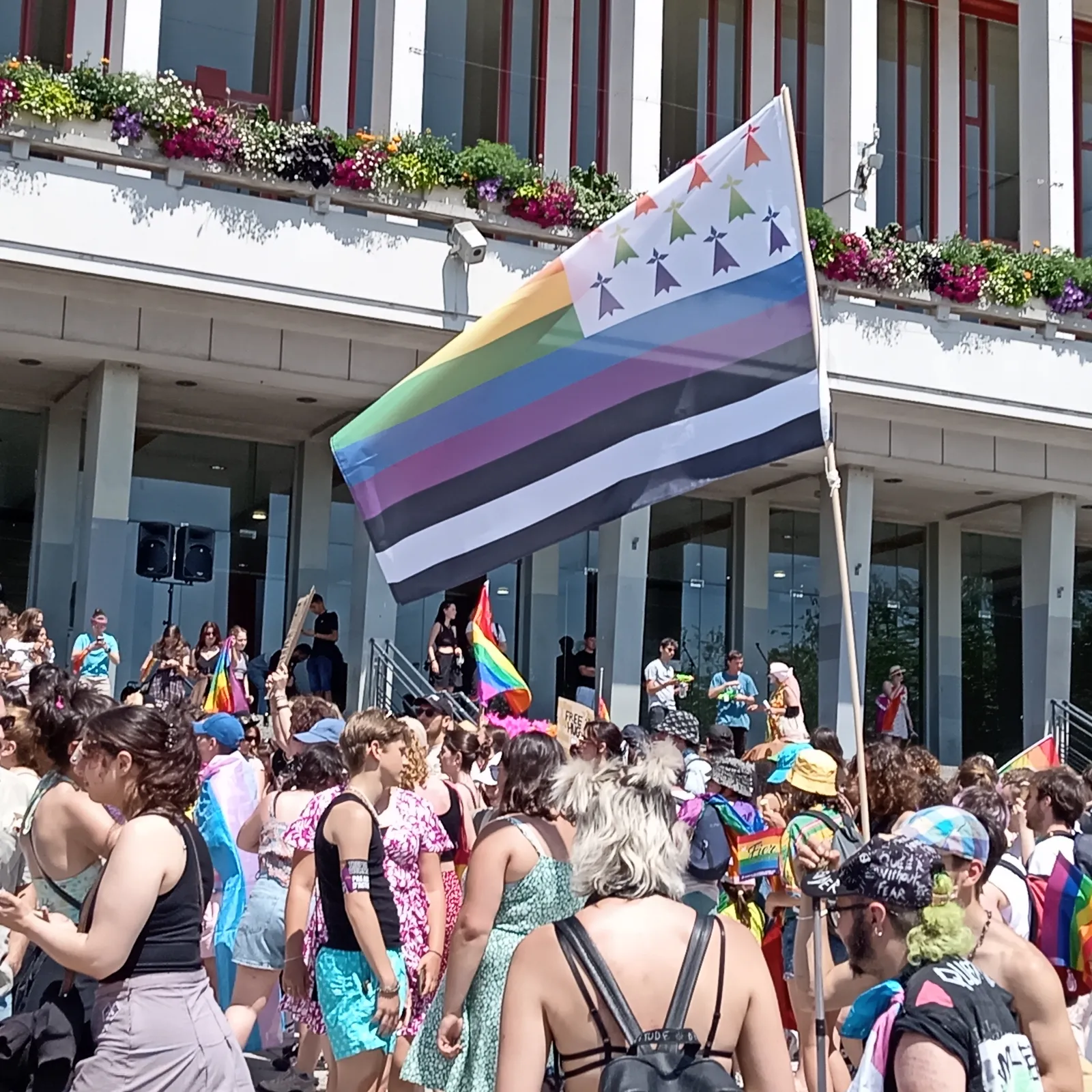 Ar gumuniezh LGBTQIA+ o kerzhout gant lorc'h