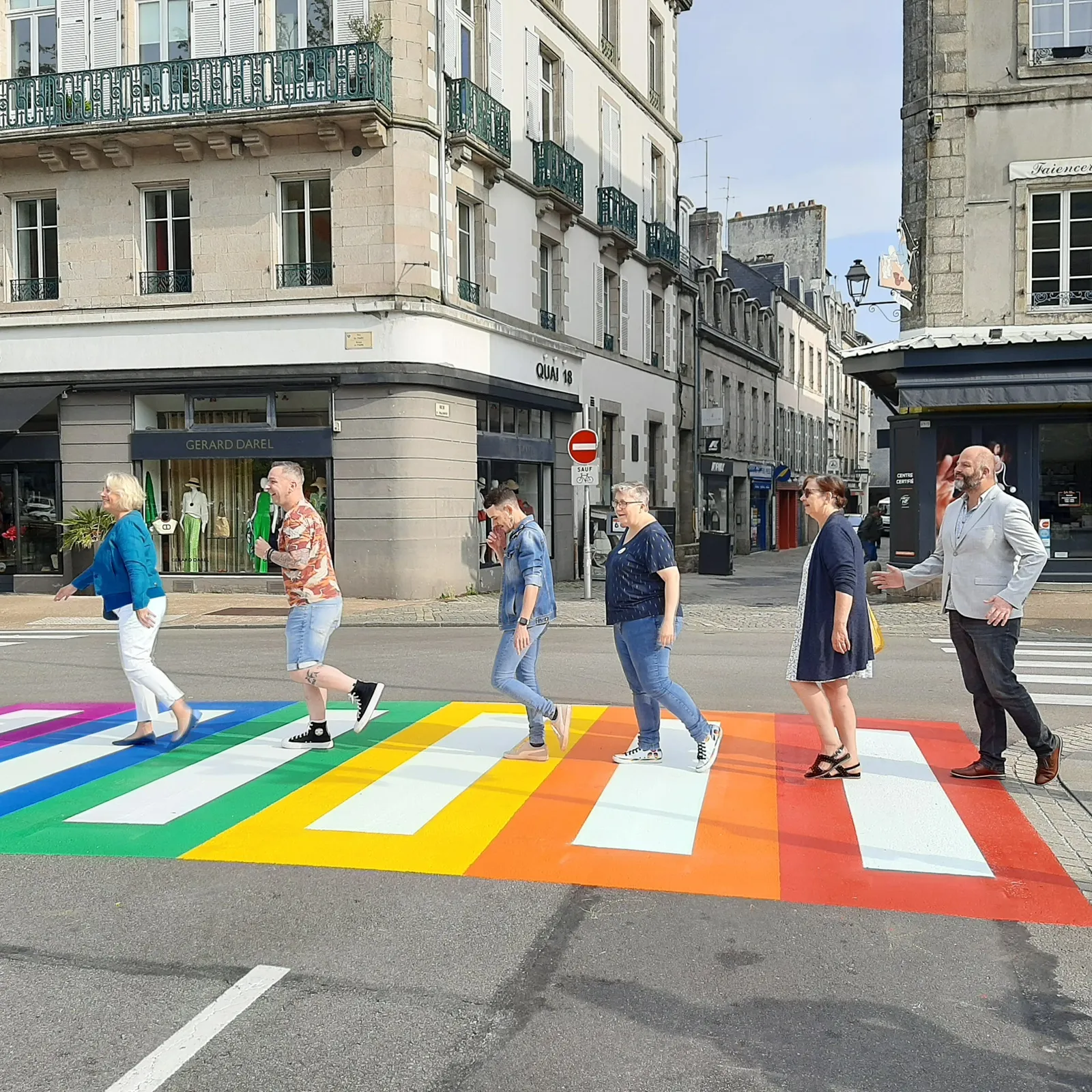 Un passage pieton aux couleurs arc-en-ciel a Quimper