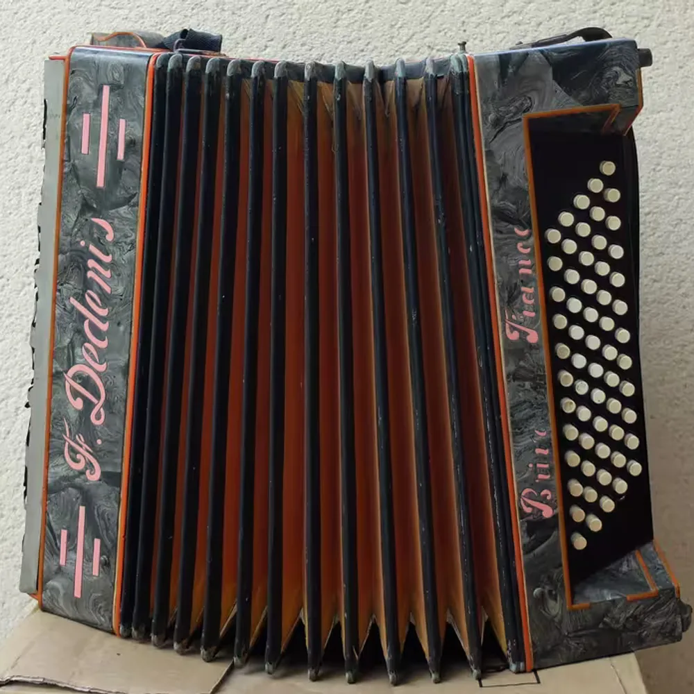 An akordeons, ur benveg disuj gant Ernest Roussel ha Victor Lancien