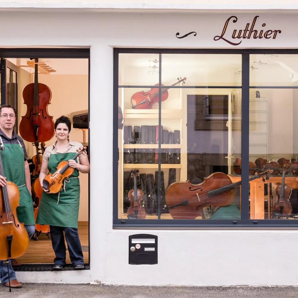 David Deroy et Cécile Thène, dans l’atelier de deux luthiers