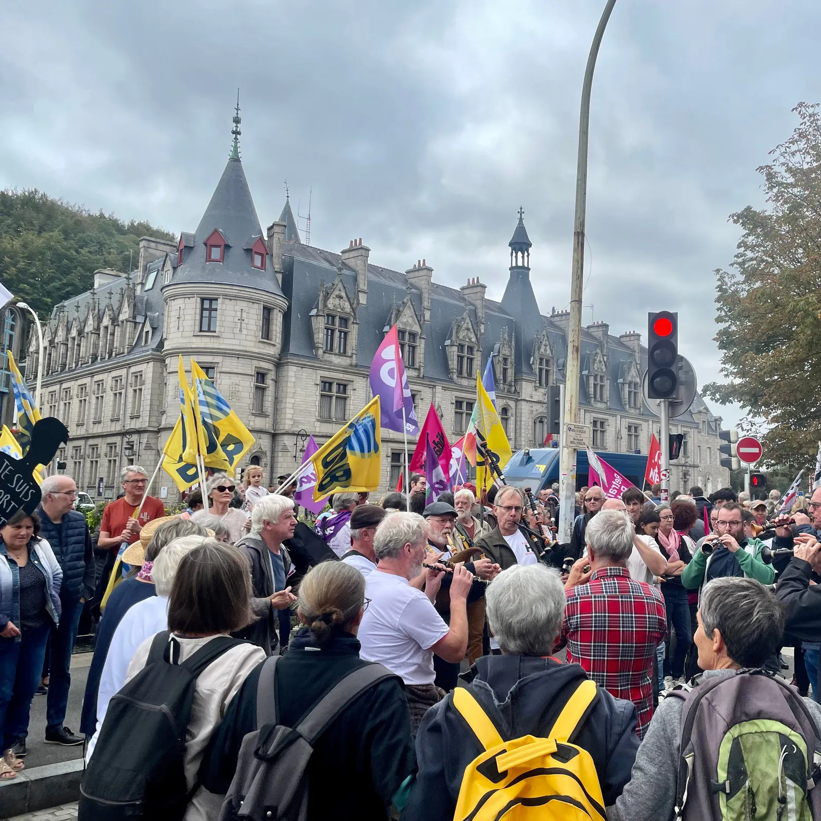 1800 a dud o doa manifestet evit difenn ospital Karaez