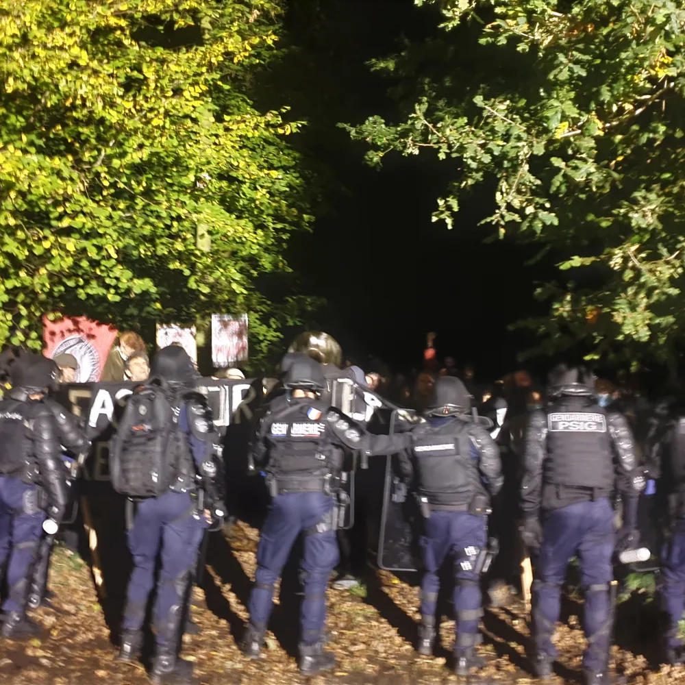 Un face à face tendu à La Chapelle Neuve entre les partisans de Reconquête et les manifestants pro-accueil de réfugiés