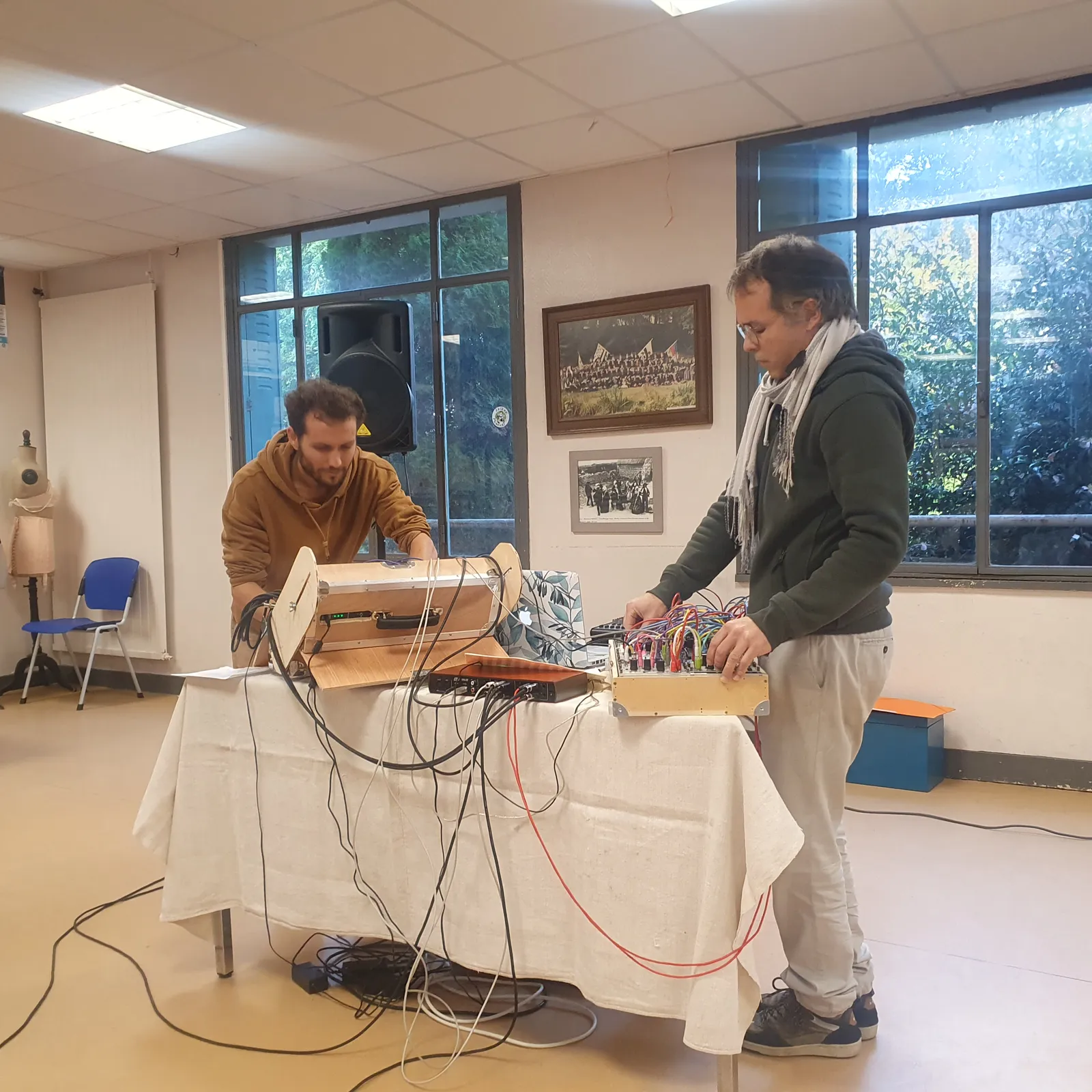 Sonadeg gentañ ar strollad Ilieù : meskiñ kolektajoù ha sonerezh elektronek