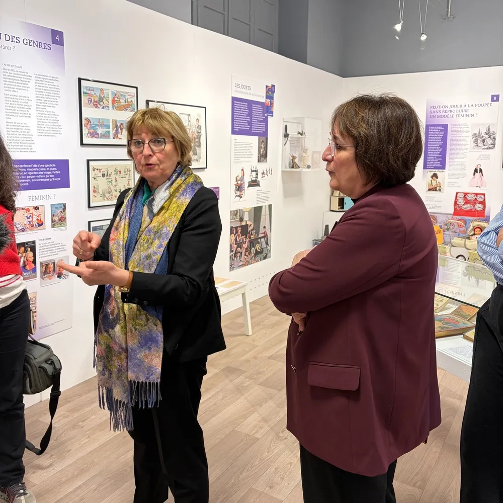 Annie Le Houérou sénatrice des Côtes d'Armor, invite les femmes élues bretonnes au musée de l'école de Bothoa