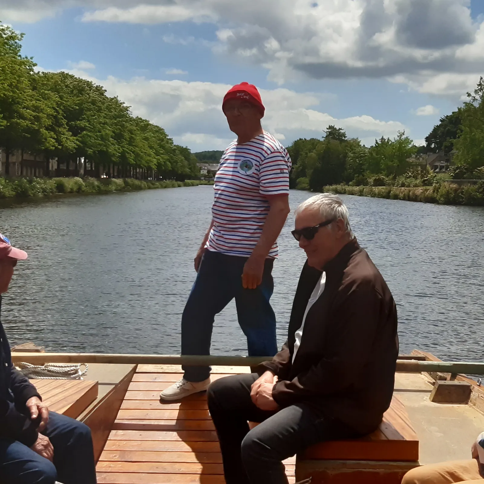 Embarquez sur la toue cabanée !