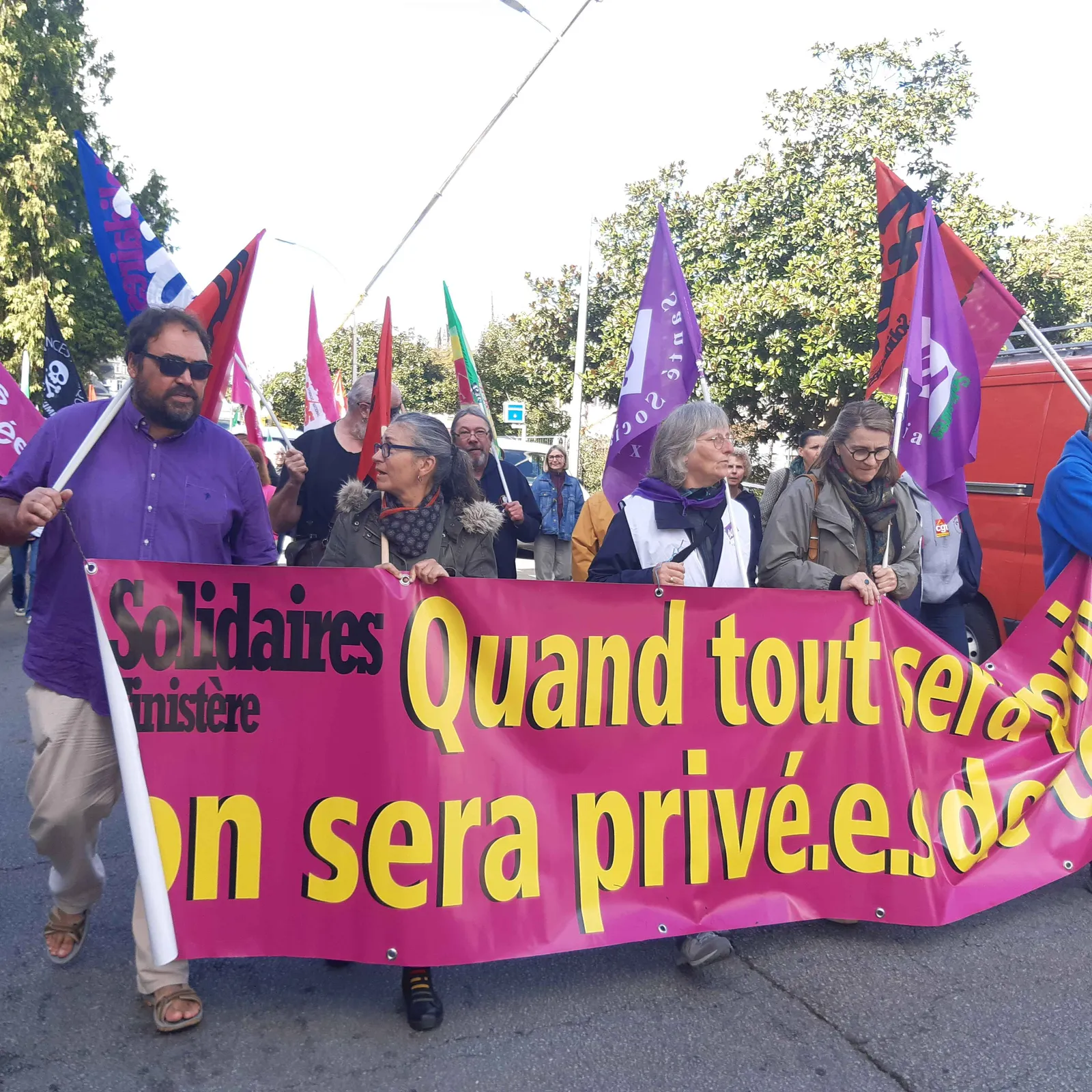 800 a dud e straedoù Kemper a-enep da gouarnamant Barnier