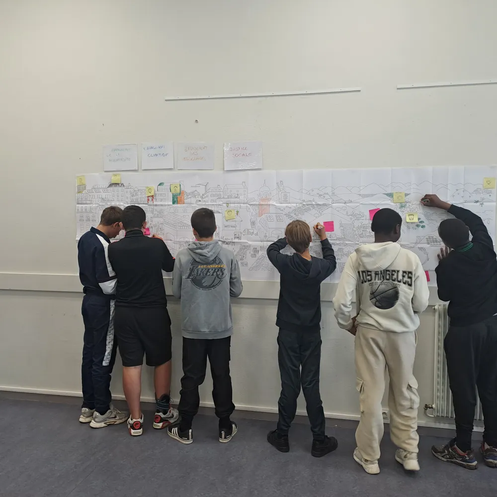 À Pontivy, les ados découvrent la Fresque de la Renaissance Écologique