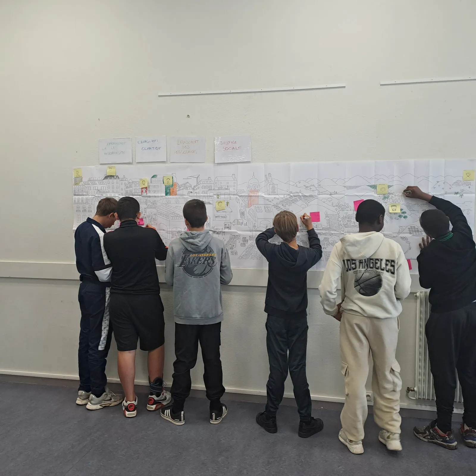 À Pontivy, les ados découvrent la Fresque de la Renaissance Écologique