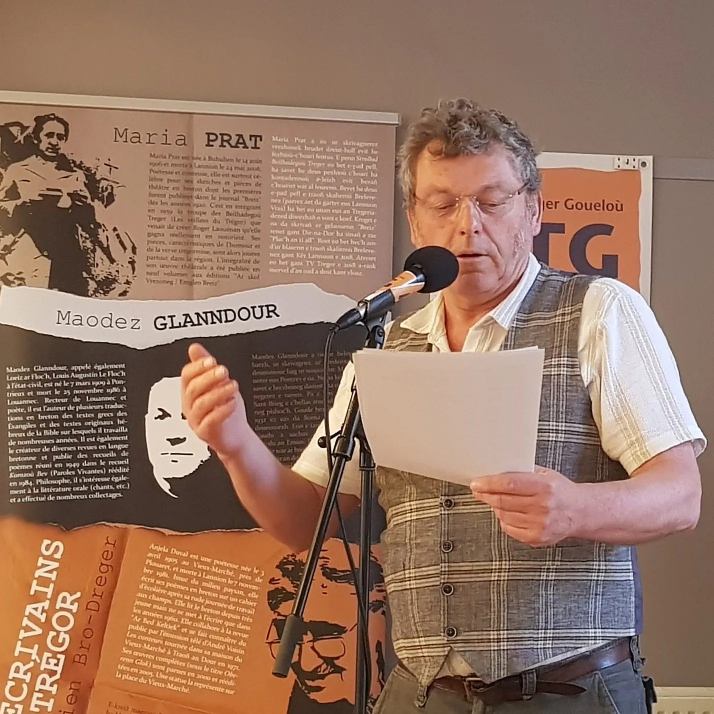 Barzhoniezh e-skeud Nedeleg ar skrivagnerien e Ti ar Vro Gwengamp