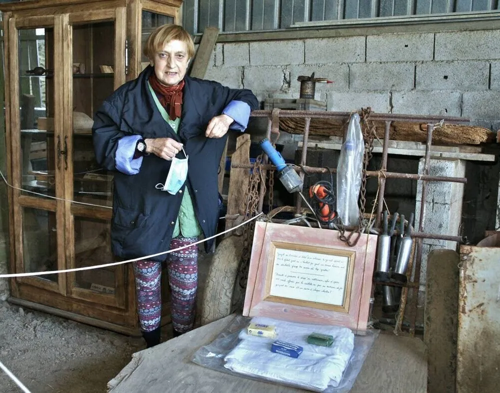 De vieux outils et des meubles du pays