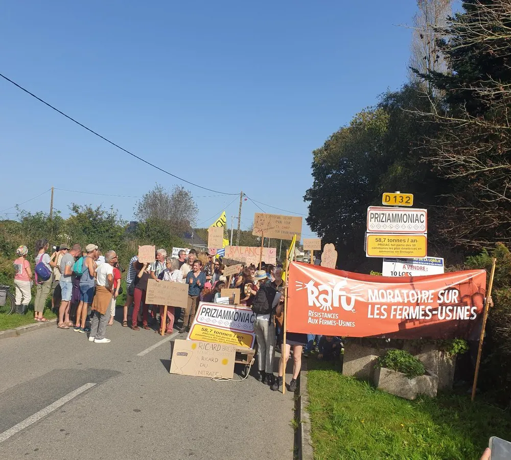 Les fermes usines en question, rassemblement d'opposants à Priziac dans le Morbihan