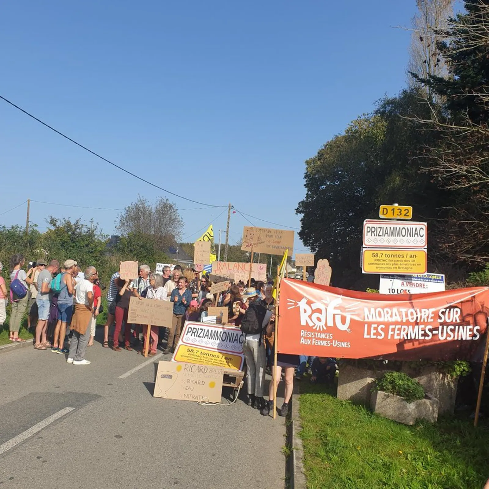 Les fermes usines en question, rassemblement d'opposants à Priziac dans le Morbihan