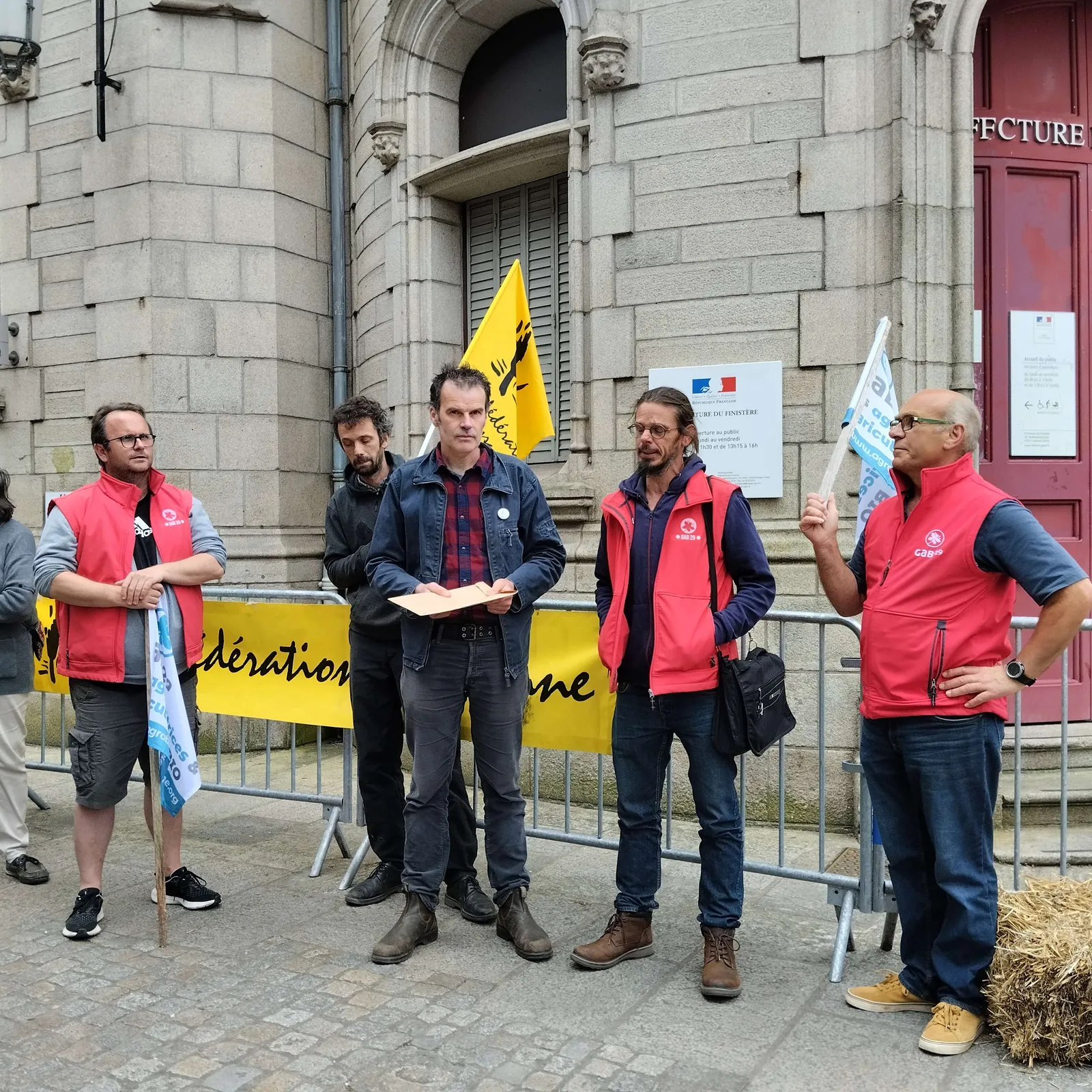 Peizanted Penn-ar-Bed a c'houlenn o skoazelloù digant ar prefed