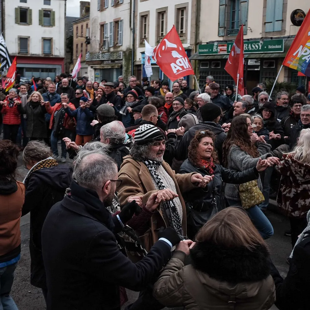 Suite aux menaces de l'extrême droite, 600 personnes réunies à Carhaix en soutien au Poher 