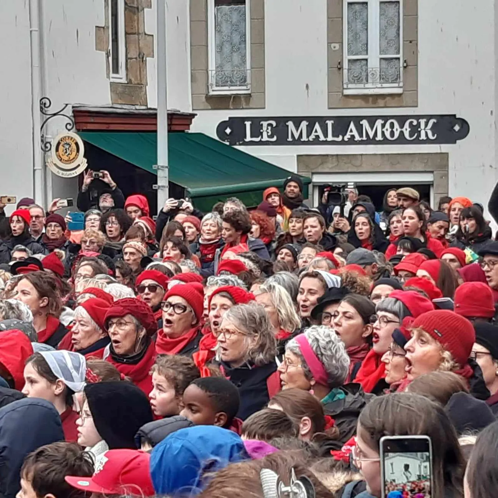 Pemp real a vo ! 100 bloaz harz-labour plac'hed ar friturioù