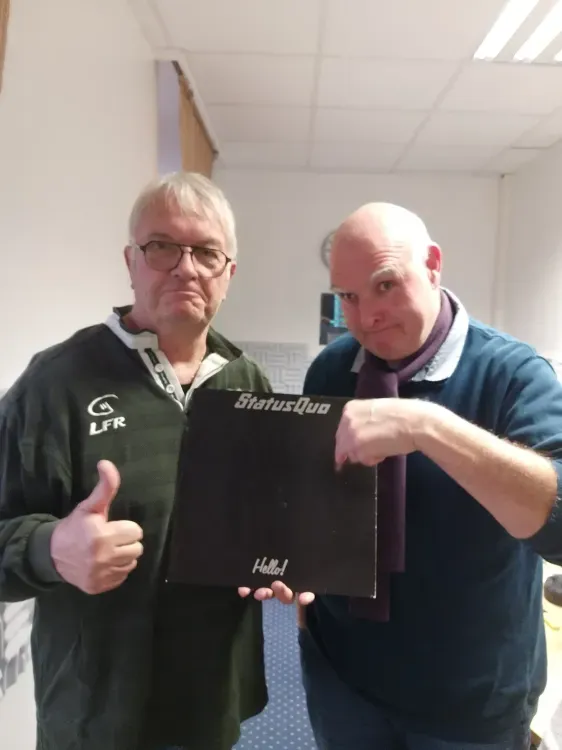 Play it loud nous plonge dans le noir avec Status Quo