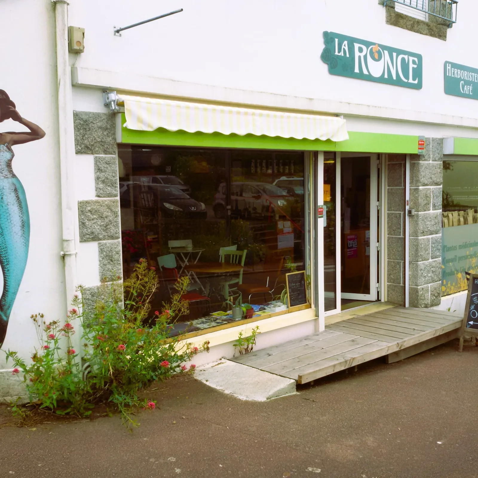 La Ronce le café/herboristerie de Rostrenen fête son premier anniversaire