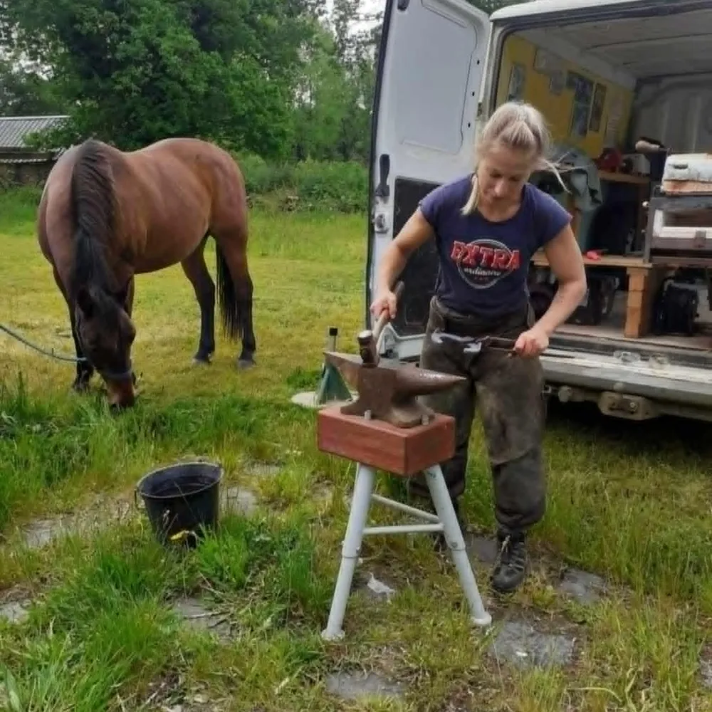  L'art de fer avec Laura Busière maréchale ferrant 