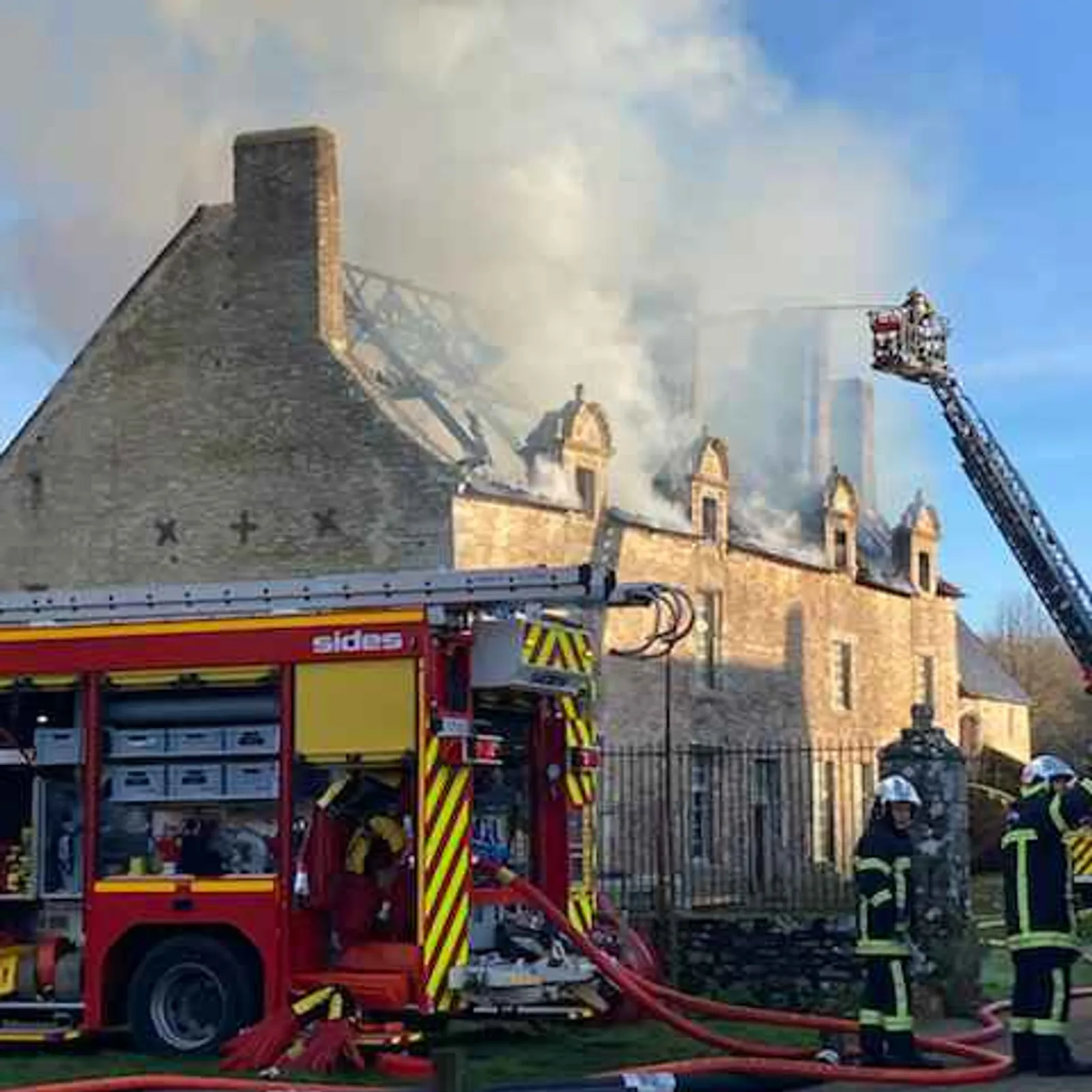 Bloavezhioù labour a zo bet c'hwezhet gant an tan e Maner Kernod